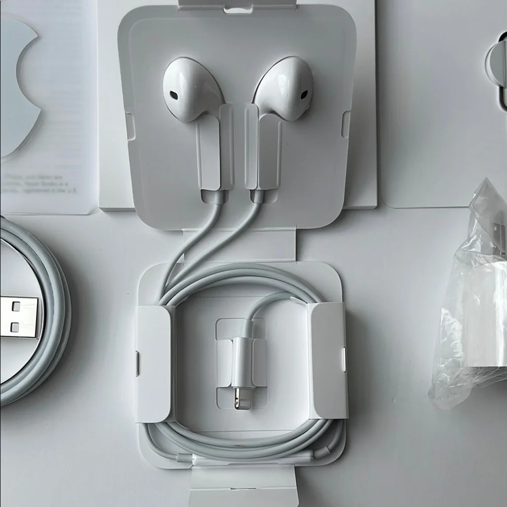 Apple White EarPhones with Lightning Cable